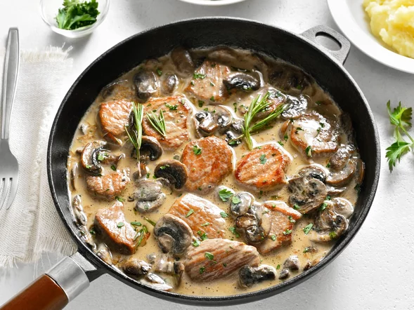 Miniatura: Obsmażam plastry i zalewam kremowym sosem....