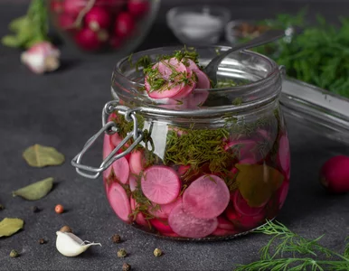 Miniatura: Kroję sezonowe warzywo i zalewam marynatą....