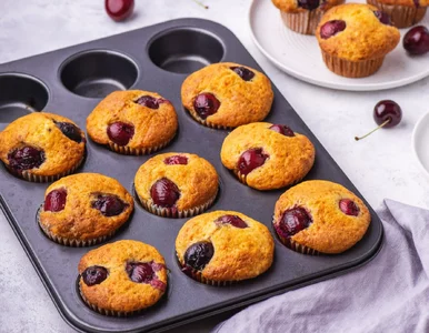 Miniatura: Wlewam 2/3 szklanki do ciasta. Muffiny z...