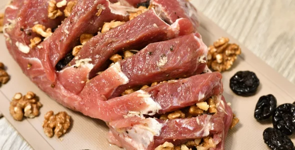 Miniatura: Nacinam karkówkę i wciskam dwa składniki....