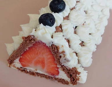 Miniatura: Ciasto bez pieczenia Truskawkowa chatka....