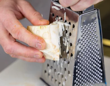 Miniatura: Ścieram seler i dodaję gotowane warzywo....