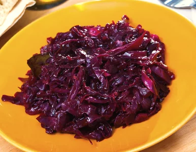 Miniatura: Szatkuję czerwoną kapustę i zalewam sokiem...