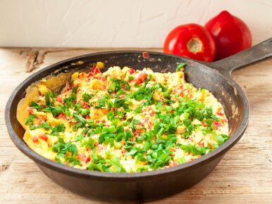 Miniatura: Puszysty omlet robię z dwoma dodatkami....