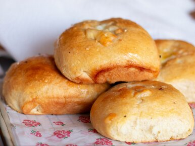 Miniatura: Piekę bułeczki z kiełbasą jak dawniej....