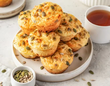 Miniatura: Tartą cukinię mieszam z kilkoma...