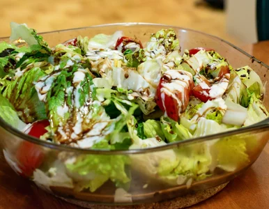 Miniatura: Dwa warzywa i prosty sos. Ta surówka do...