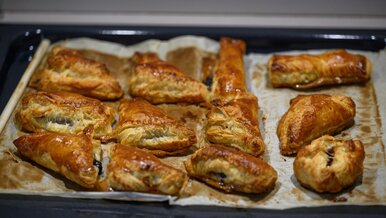 Miniatura: Gotowe ciasto kroję na kwadraty i wkładam...