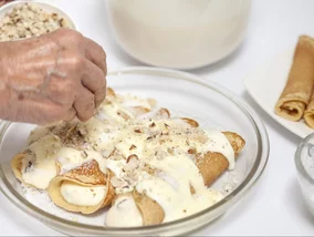 Miniatura: Naleśniki nadziewam słodkim farszem i...