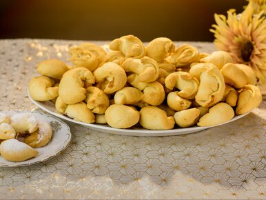 Miniatura: Kroję ciasto w trójkąty i zawijam pyszną...