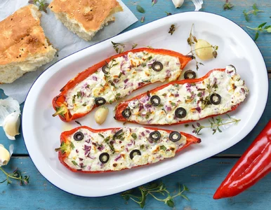 Miniatura: Przekrawam paprykę, napełniam farszem i do...