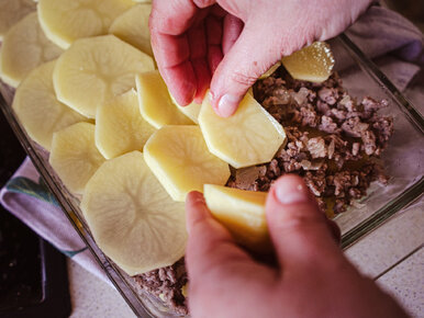 Miniatura: Wrzucam mięso i ziemniaki do jednego...