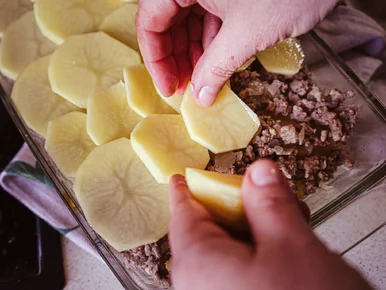 Miniatura: Wrzucam mięso i ziemniaki do jednego...