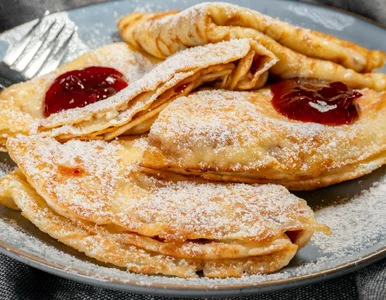 Miniatura: Smaruję delikatnym serkiem i podaję na...