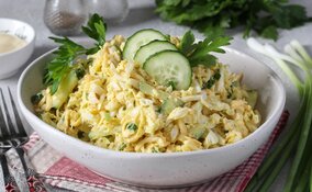 Miniatura: Siekam kurczaka i pół pekinki. Jem na...