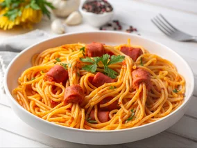 Miniatura: Przebijam parówki makaronem i wrzucam do...