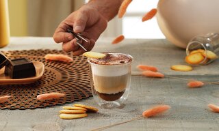 Cappuccino z&nbsp;cynamonem i&nbsp;ciastkiem