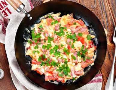 Miniatura: Apetyczna, pyszna jajecznica gotowa w 10...