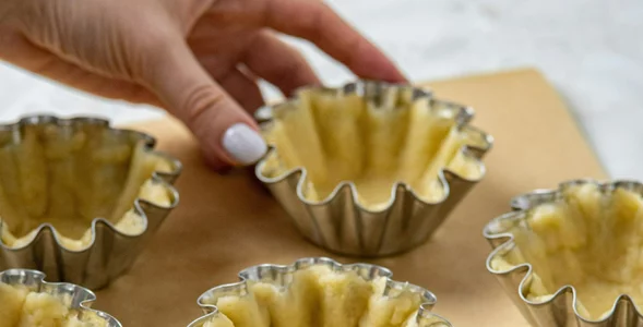 Miniatura: Piekę kruche babeczki i napełniam pastą....