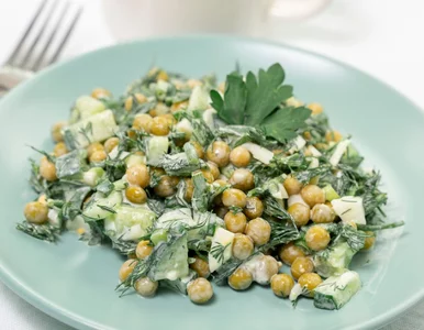 Miniatura: Dodaję łyżkę do sosu i ta sałatka smakuje...