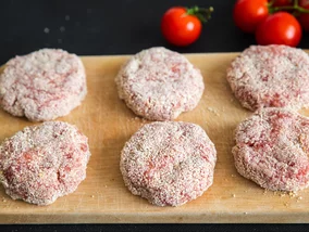 Miniatura: Wkładam niespodziankę do mielonych. Zwykłe...