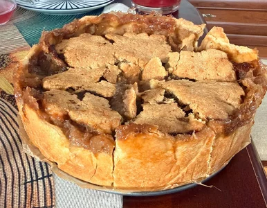 Miniatura: Do szarlotki daję aż 2 kg jabłek. Dorzucam...