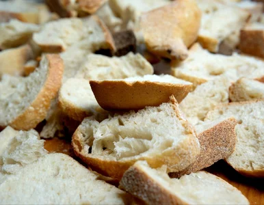 Miniatura: Czerstwy chleb rwę na kawałki i zapiekam....