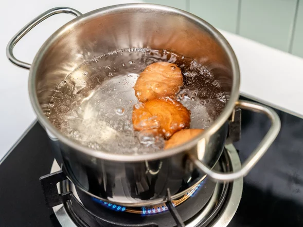 Miniatura: Wsypuję jedną łyżeczkę do gotujących się...