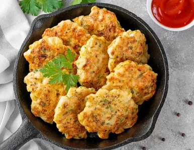 Miniatura: Dorzucam do ciasta kawałki kurczaka. Nikt...