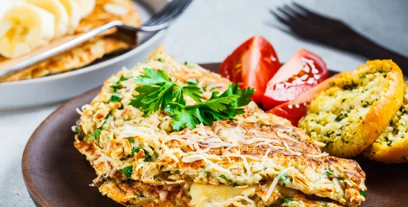 Miniatura: Rozbijam jajka i dodaję płatki. Ten omlet...