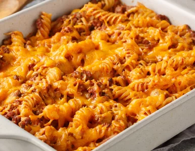 Miniatura: Wsyp surowy makaron, zalej bulionem i...