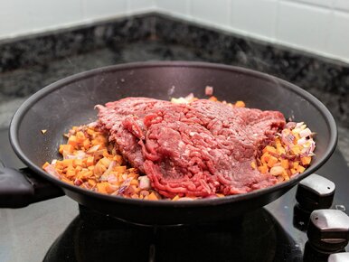 Miniatura: Siekam warzywa i smażę z mielonym. Gulasz...