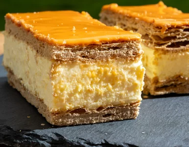 Miniatura: 2 arkusze gotowego ciasta, krem i kajmak....