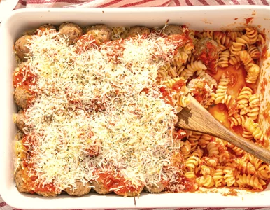 Miniatura: Układam makaron, na nim pulpety i...