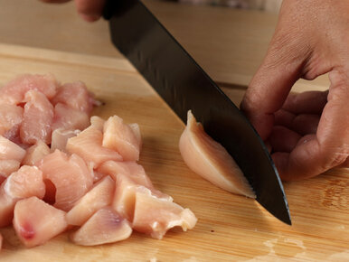 Miniatura: Kroję kurczaka w kostkę i duszę w kremowym...