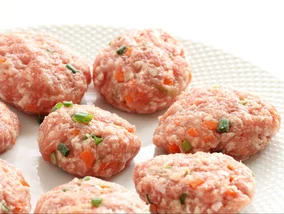 Miniatura: Do mielonych dodaję dwa warzywa. Są...