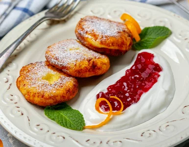 Miniatura: Składniki mieszam łyżką i smażę na...