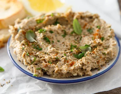 Miniatura: Rozgniatam puszkę i mieszam z twarogiem....