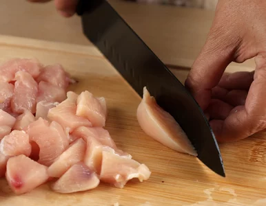 Miniatura: Kroję kurczaka w kostkę i duszę w kremowym...