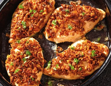 Miniatura: Smaruję pierś z kurczaka tym i piekę....