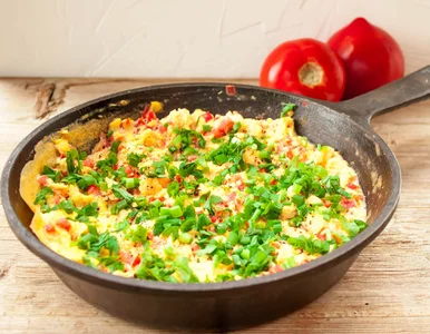 Miniatura: Puszysty omlet robię z dwoma dodatkami....