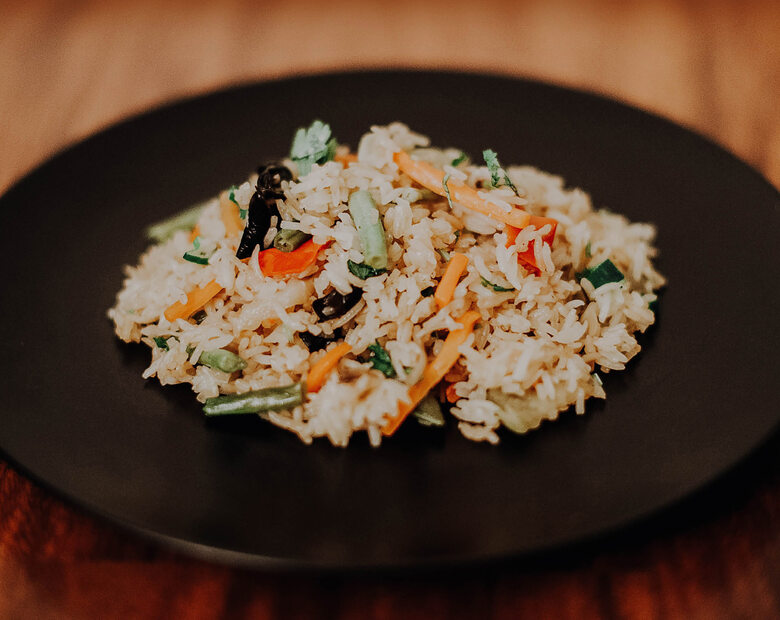 Ryż z warzywami – prosty przepis na obiad w mniej niż 30 minut
