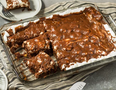 Miniatura: Sypię gotowe pianki na gorące brownie. Ta...