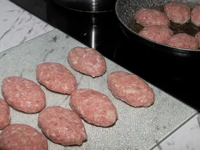 Miniatura: Do mięsa dodaję dwie łyżki. Kotlety...