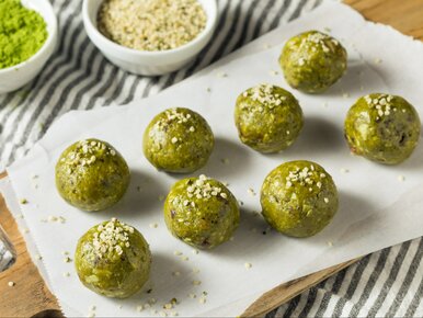 Miniatura: Do kulek mocy sypię ten zielony proszek....