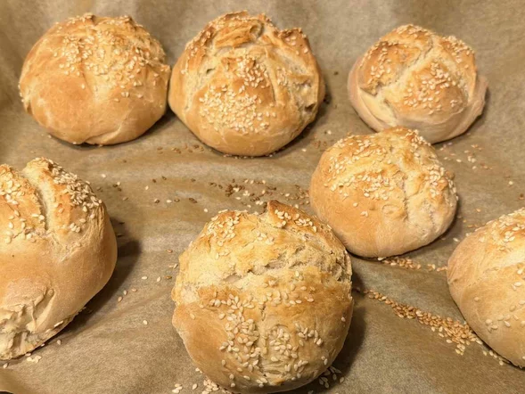 Miniatura: Moja żona piecze bułki, gdy w domu pustki....