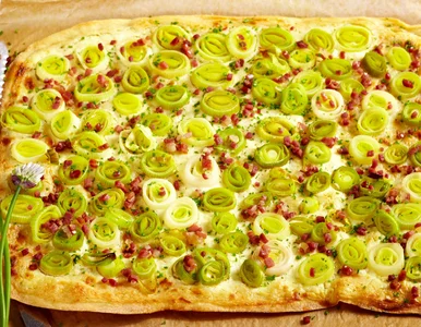 Miniatura: Na gotowe ciasto kładę por i boczek. Po...