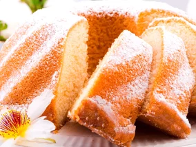 Miniatura: Odkręcam butelkę i wlewam do ciasta. Ta...