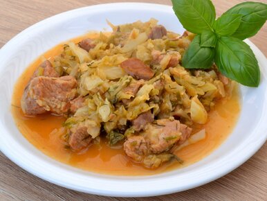 Miniatura: Delikatny bigos z młodej kapusty. Szybko...