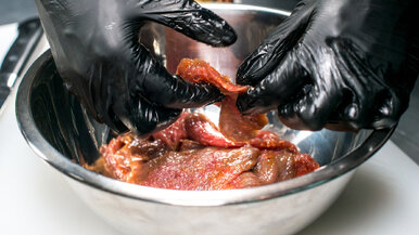 Miniatura: Wieczorem tanie mięso zalewam prostą...